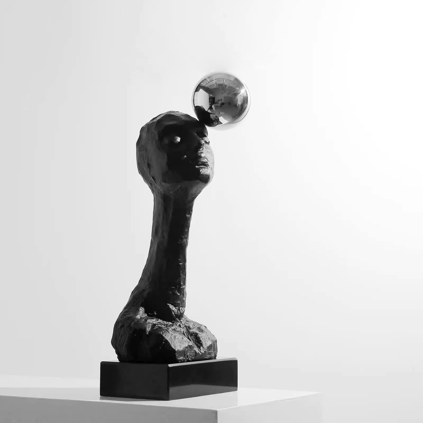 скульптура девушка с шаром на голове