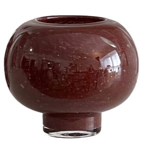 ваза бардового цвета