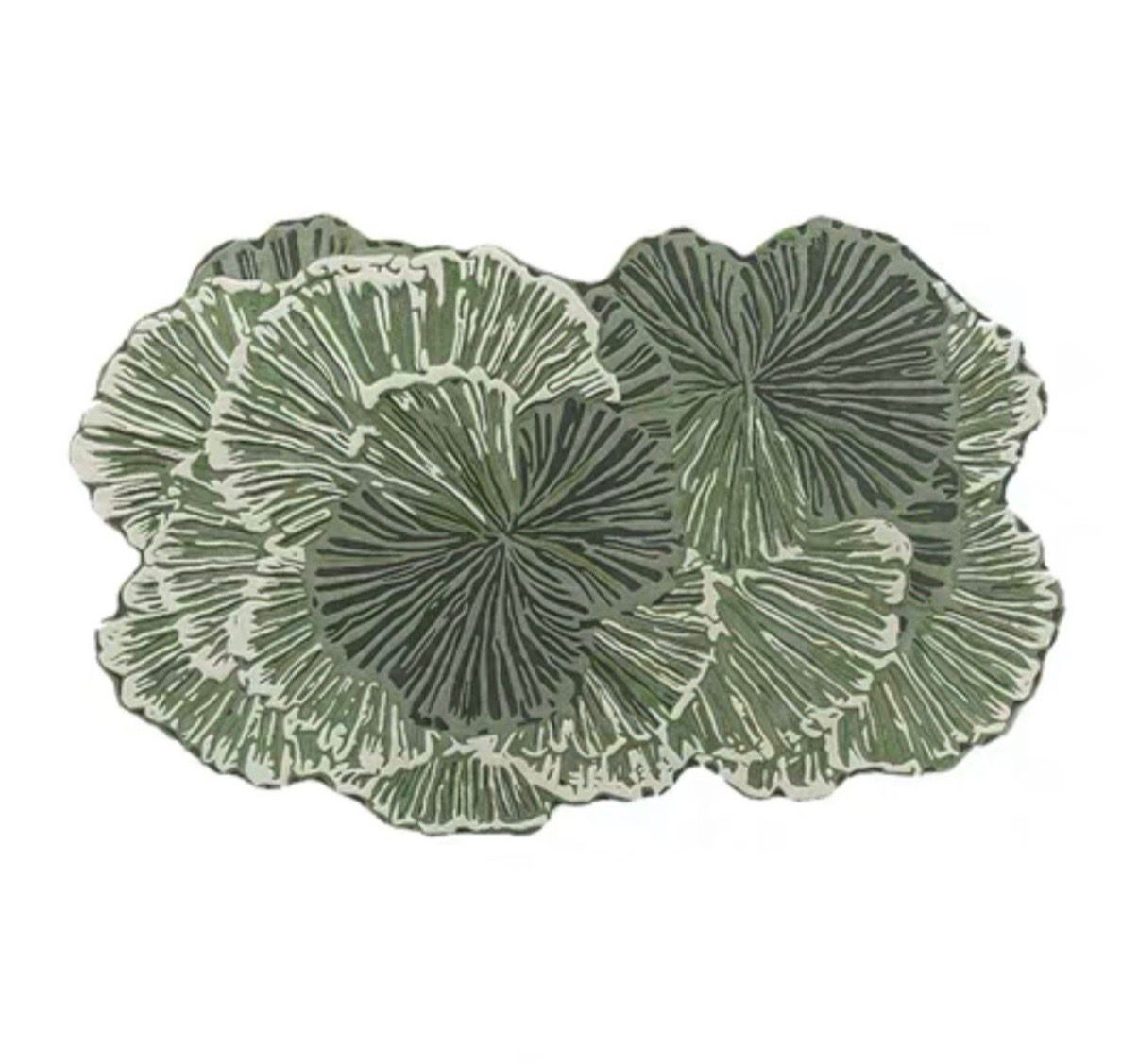 зеленый ковер